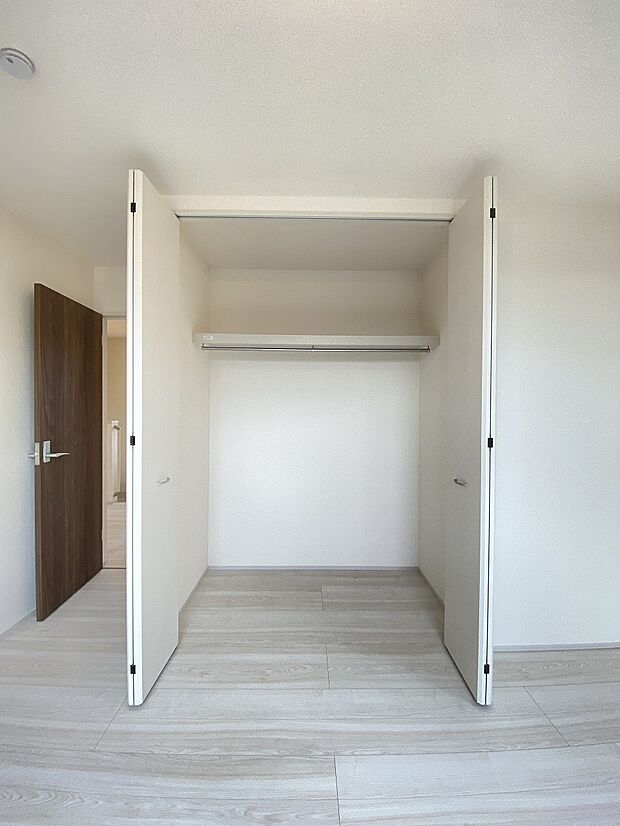 お洋服が見渡しやすく、コーディネートがもっと楽しくなるクローゼット。