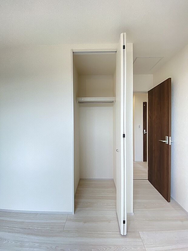 下段に突っ張り棒を追加すれば、収納量がぐんとアップ。