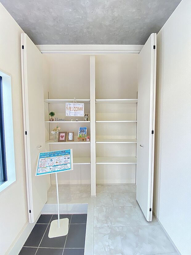 豊富な靴収納を可能にするシューズボックスで、玄関の美しさがいつもキープされます。
