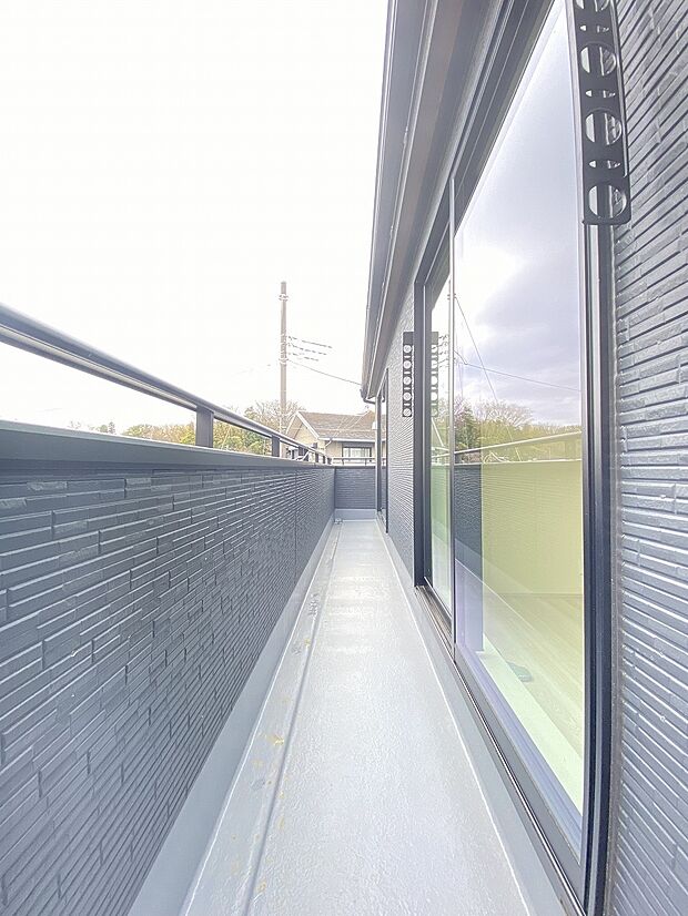 お洗濯やお布団を干すだけでなく、室内に開放感と外の色彩豊かな風景を運んでくれます。