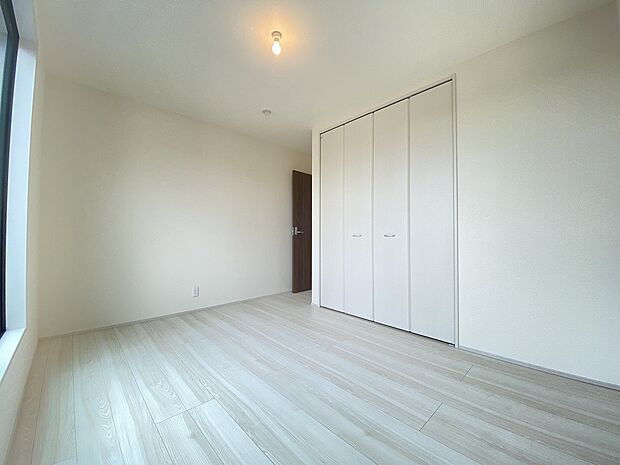 お気に入りの雑貨や小物も映える、シンプルで使いやすい空間です。