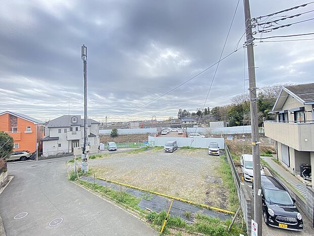 青空につながる広いバルコニーは気分転換にもオススメです。