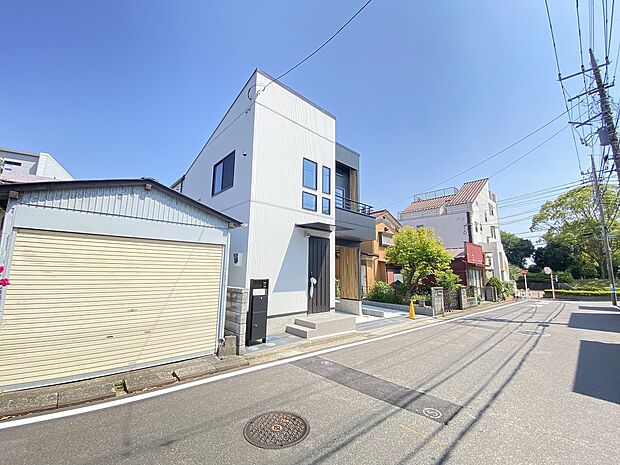 陽光に包まれた、開放感あふれる心地よい住環境です。