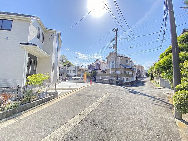 落ち着きとゆとりが感じられる、穏やかな街並みのお住まいです。