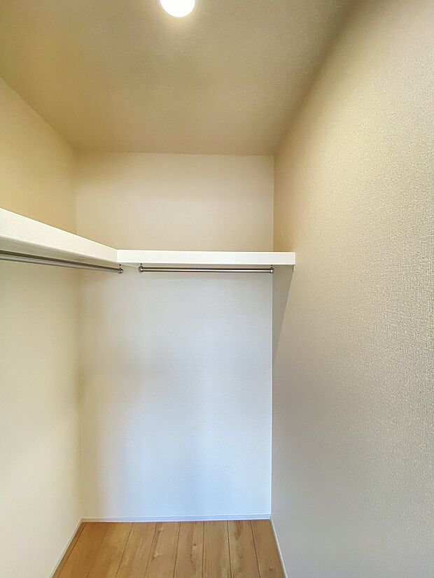 クローゼットに入るお洋服も見やすく、毎日に服選びも楽しくなりますね。