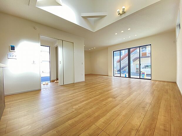 お洒落な雑貨屋さんで見つけた、あの小物やインテリアも置ける　そんな喜びをここで叶えませんか。