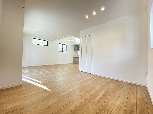 清潔感を溢れる白を基調としたリビング。どんなテイストにもマッチしてくれそうです。