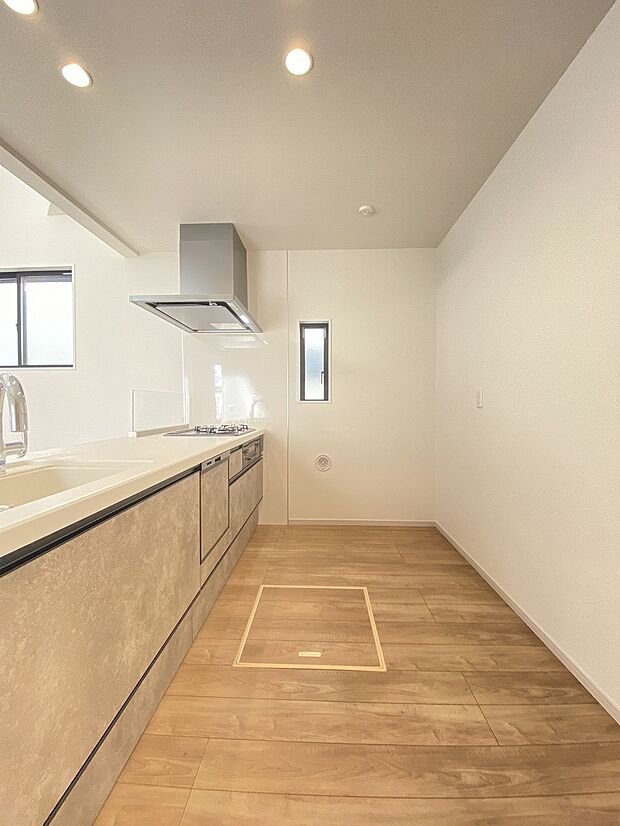 忙しそうなママを見て、何かしようかなというお手伝いの気持ちが芽生えるかも。家族の一体感がもてるカウンターキッチン。