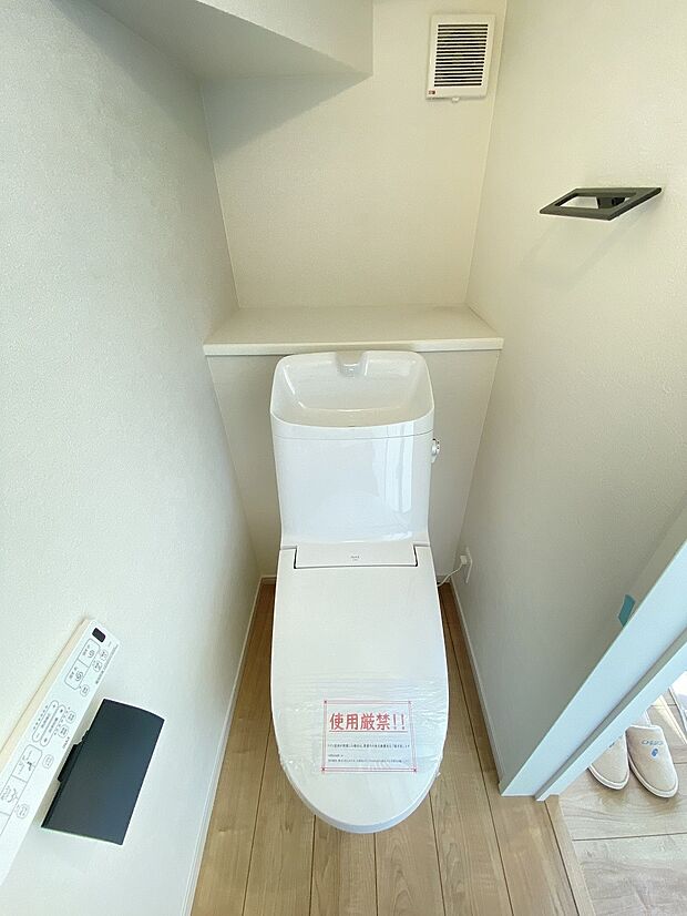 壁付けリモコンで、操作もしやすいウォシュレット付きのトイレ。