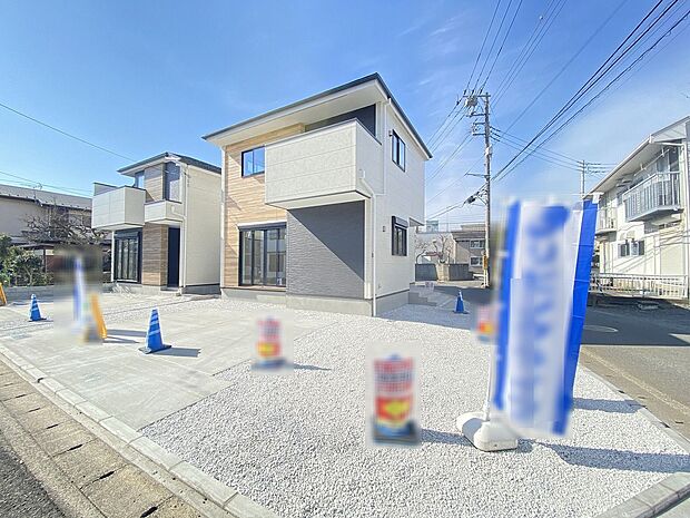 柔らかなベージュトーンが落ち着きと温もりを感じさせる外観です。建物完成済み すぐにご見学いただけます。