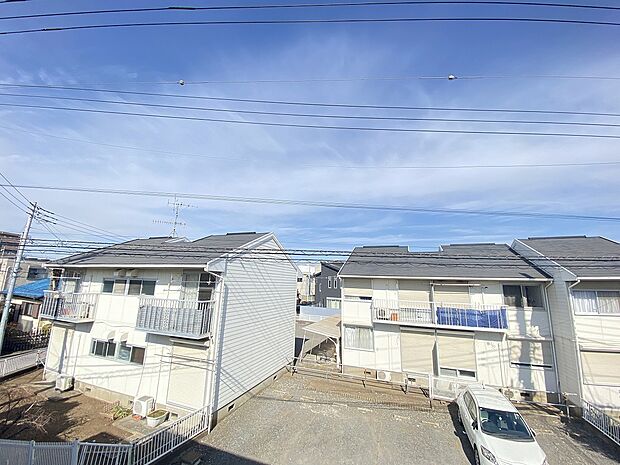 陽光あふれる青空の下、開放感と快適さが共存する理想の住環境です。