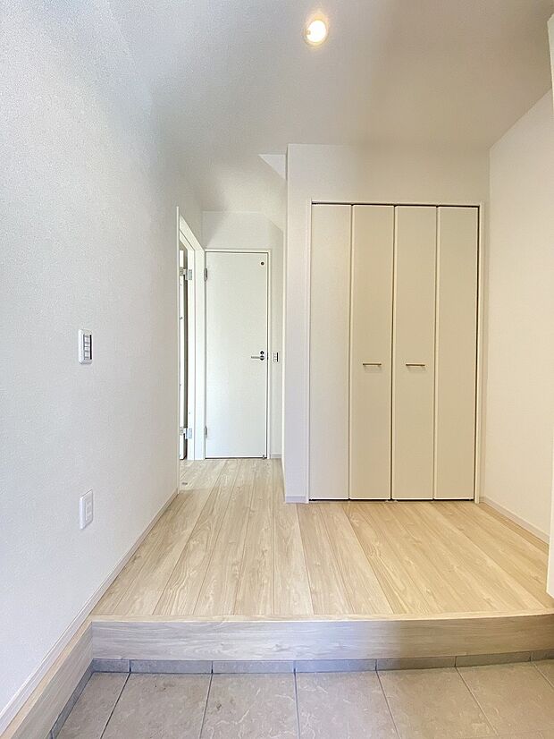 柔らかな光が広がる、家族の帰りを穏やかに迎える心地よい玄関です。