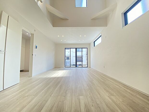 自然の美しい木肌の風合いが優しい表情を生み出します。ナチュラルで温かみのある空間です。