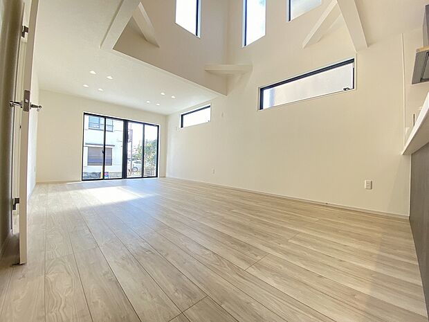 白と木のコントラストが映える家族の絆を紡いでくれるリビング。