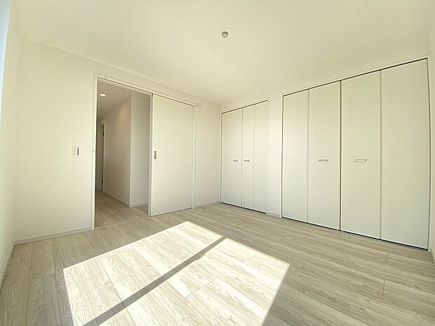 南からたっぷりと採光が注がれる、贅沢な空間。