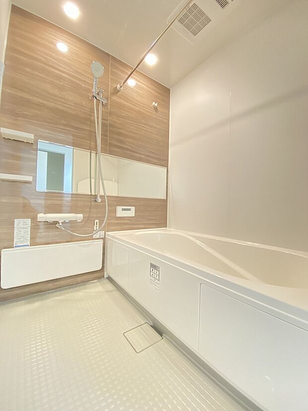 広々した浴室。湯けむりにほぐされる心と体のリセットタイムをお過ごしください。