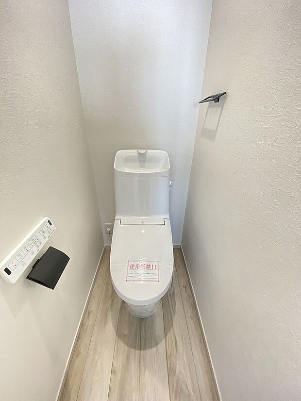 白を基調とした清潔感あるトイレ。温水洗浄便座もついて、快適にご使用できます。