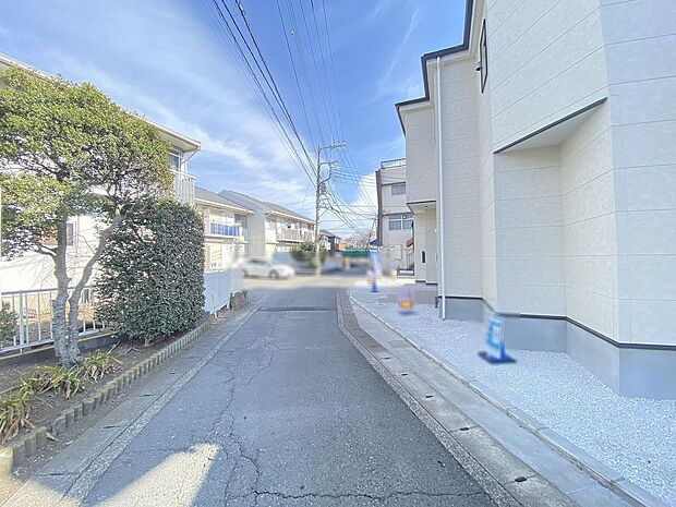 青空が広がり、陽光が差し込む開放感に包まれた住環境です。