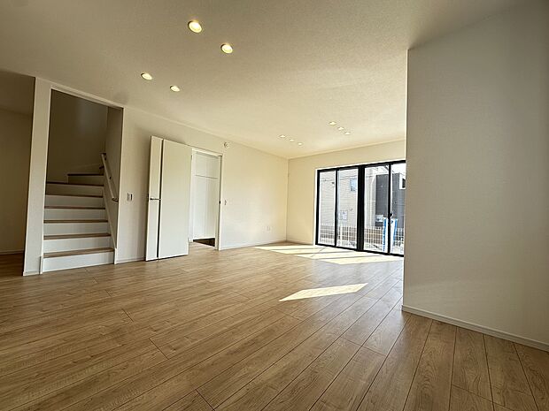 何気ない一日の一コマが積み重り、かけがえのない家族との思い出と重なっていくリビング。