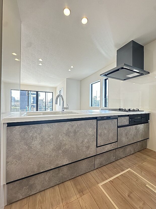 今日の出来事を聞きながら、お料理できるカウンターキッチン　ご家族の笑顔や支えがいつもそばにあります。