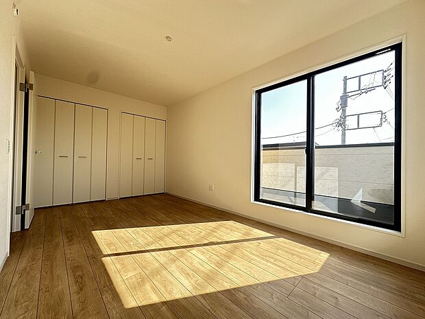 穏やかな時間が漂う、心休まる寝室です。ゆっくり休んで一日の疲れもとれそうですね。