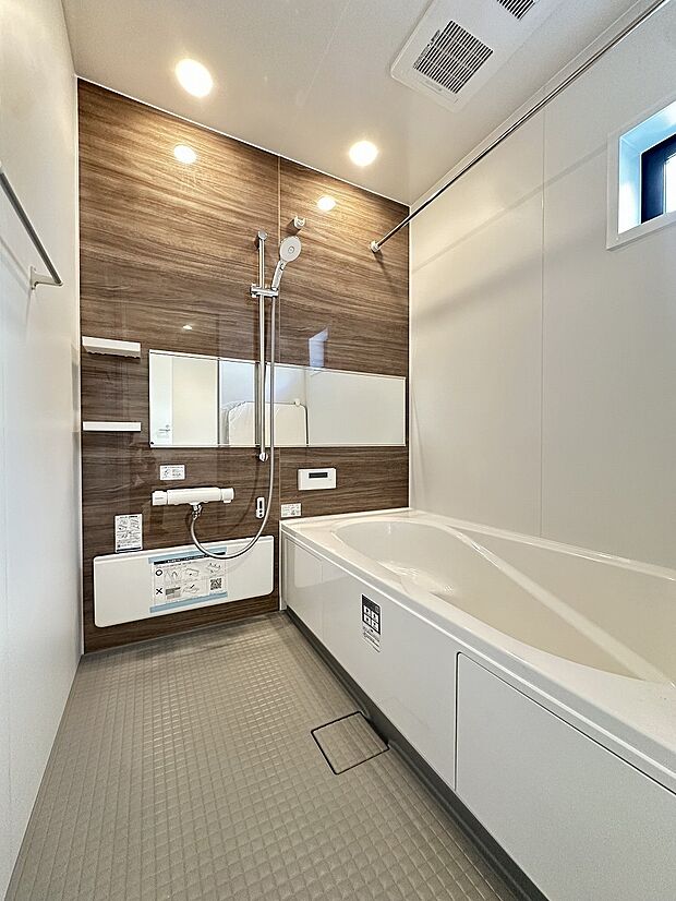 落ち着いた色合いで疲れた体を癒してくれる、贅沢な寛ぎ空間です。