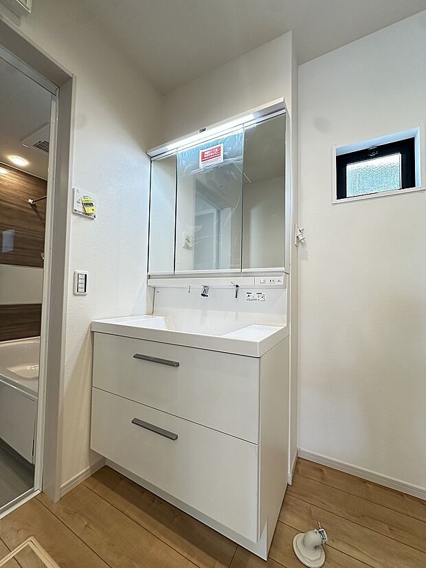 朝の身支度も二人で使えるワイドな洗面化粧台。今日の予定やイベントを話しながら、忙しい朝も家族でにぎわいそうな空間です。