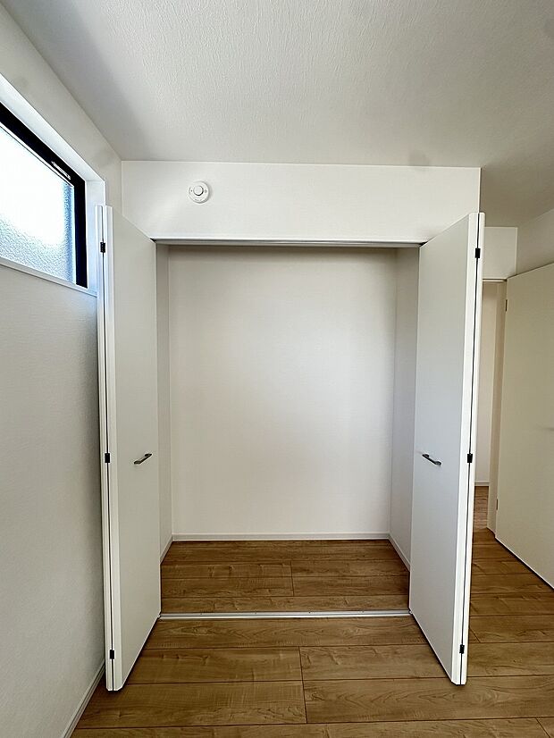 お気に入りの洋服をずらりと並べられる、ゆとりのあるクローゼット。