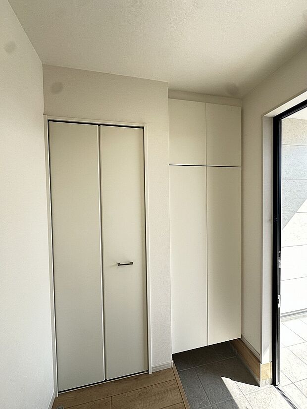 豊富な収納力で靴をまとめて片づけられ、玄関を清潔にキープできます。