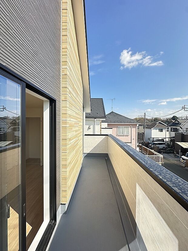 澄み渡る青空の下、ご家族との新しい暮らしがここから始まります。