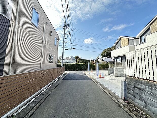 落ち着きとゆとりが感じられる、穏やかな街並みのお住まいです。