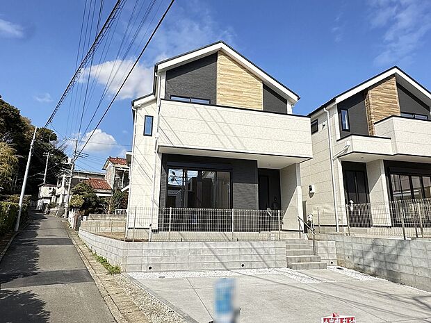 やさしいベージュトーンが、周囲の景観と調和する落ち着いた佇まいを演出します。