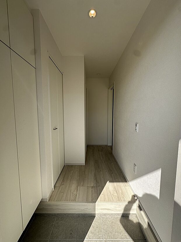 柔らかな光が広がる、家族の帰りを穏やかに迎える心地よい玄関です。