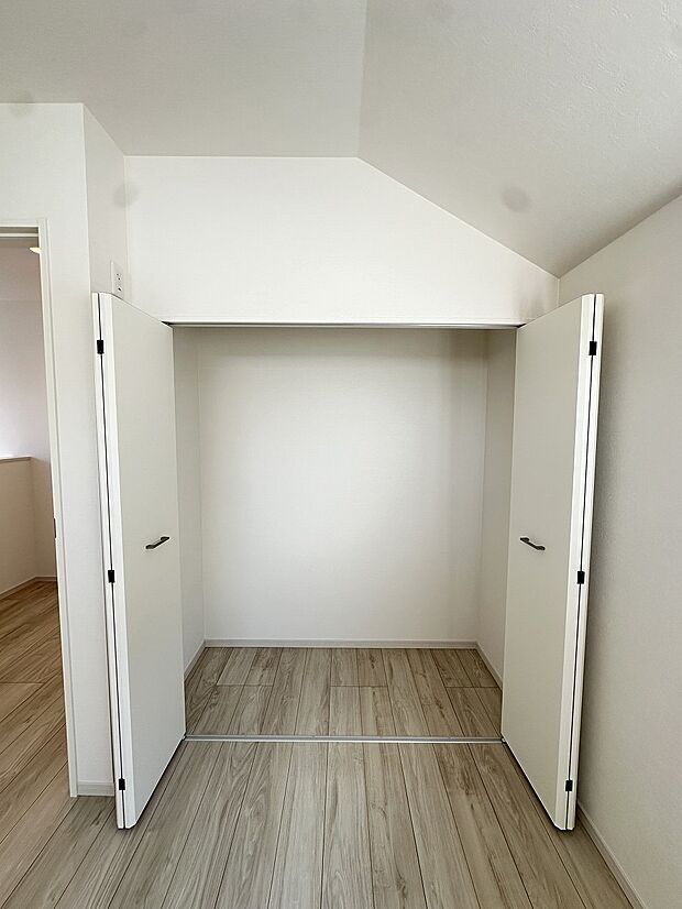 お気に入りの洋服をずらりと並べられる、ゆとりのあるクローゼット。