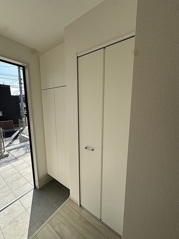 たくさんの靴をすっきり収められ、玄関をいつも清潔に保てる心強い収納です。