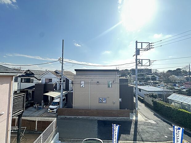 澄み渡る青空の下、ご家族との新しい暮らしがここから始まります。