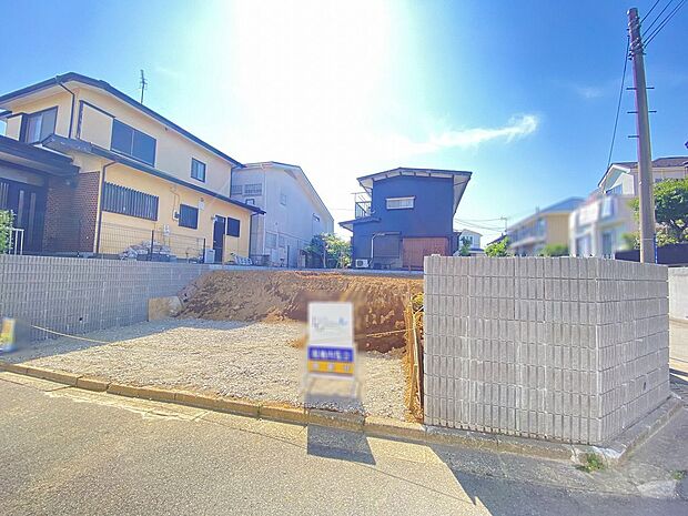 周辺は高い建物が建っていないので、採光や開放性に恵まれ、空が広く緑の多い閑静な環境です。
