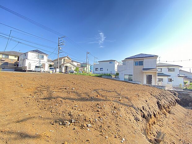 青空の下で広がる開放感と、暮らしに寄り添う快適さが調和した住まいです。