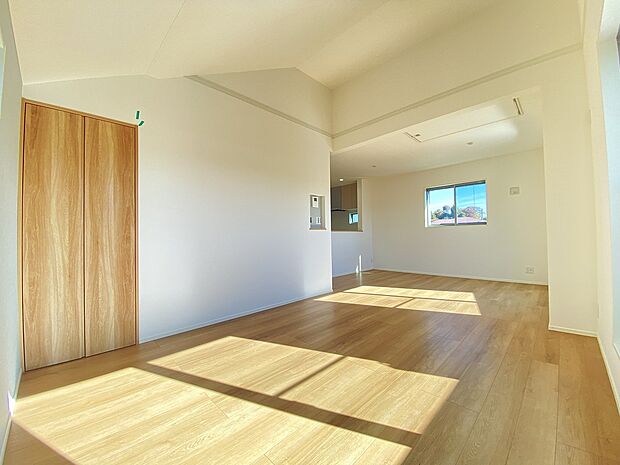 自然の美しい木肌の風合いが優しい表情を生み出します。ナチュラルで温かみのある空間です。