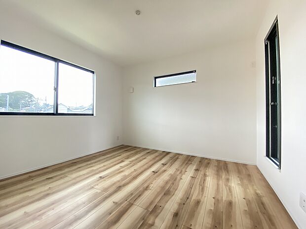 カーテンやラグを変えるだけで雰囲気が一変。自分らしいお部屋づくりが楽しめます。