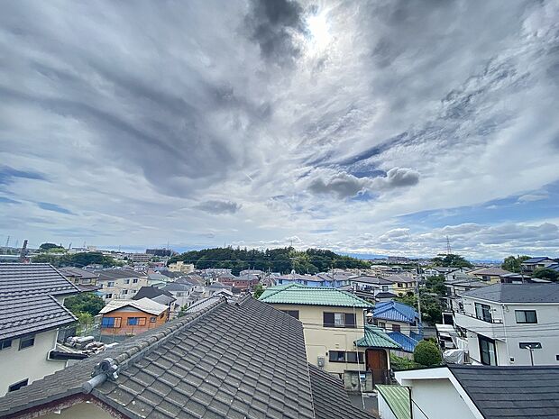 明るい陽射しと爽やかな風が心地よくめぐる、快適さに満ちた住環境です。