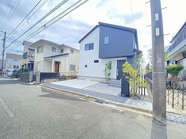 穏やかな空気に包まれた閑静な住宅街で、車通りも少なく安心して過ごせる環境です。