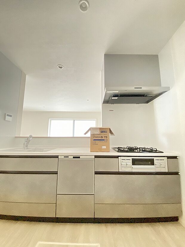 キッチンからリビングの様子が見れる対面キッチンです　お子様もママの顔が見れて安心ですね