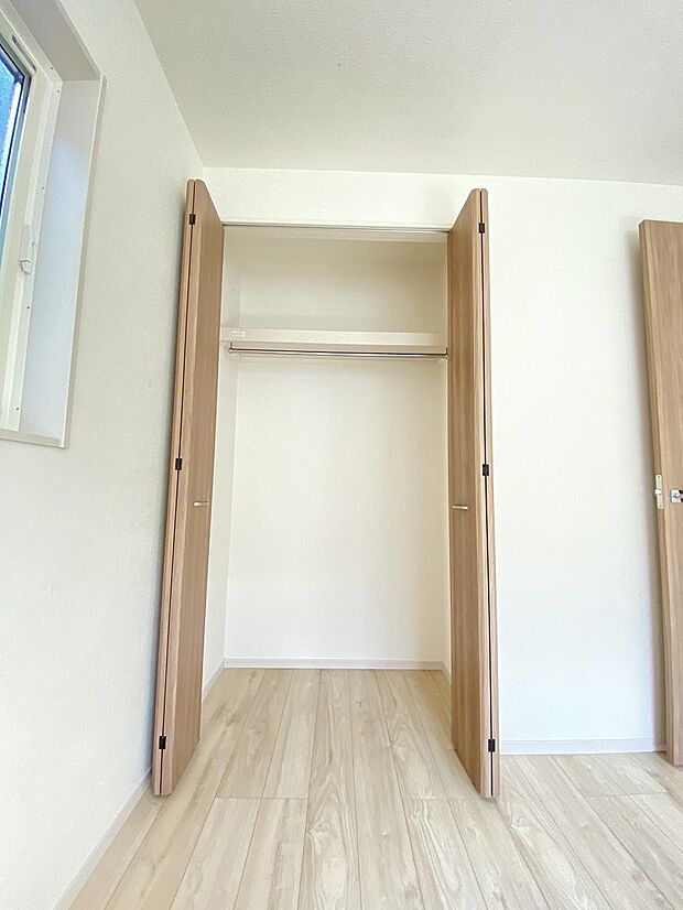 クローゼットに入るお洋服も見やすく、毎日に服選びも楽しくなりますね。