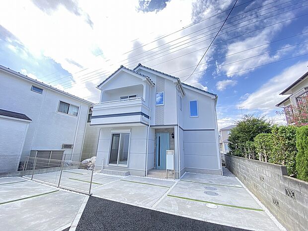 徒歩8分圏内にスーパーや薬局、小学校もあり生活利便性も良好な立地です。シャッターや面格子も完備され防犯面も安心ですね。