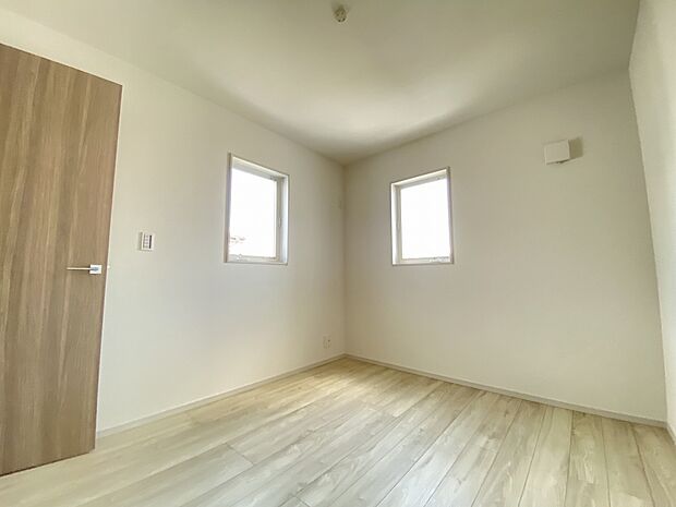 どんなカラーにも馴染む、白のクロス。雑貨や小物、家具との相性も良さそうです。