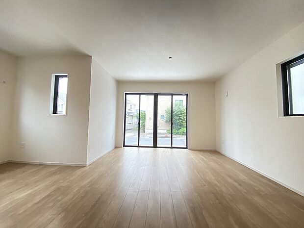 白と木のコントラストが映える家族の絆を紡いでくれるリビング。