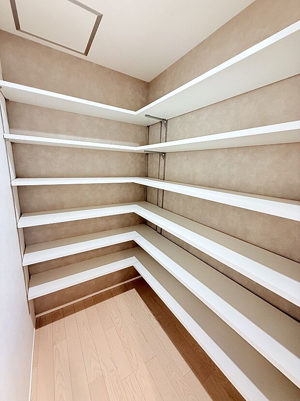 キッチン裏のパントリー