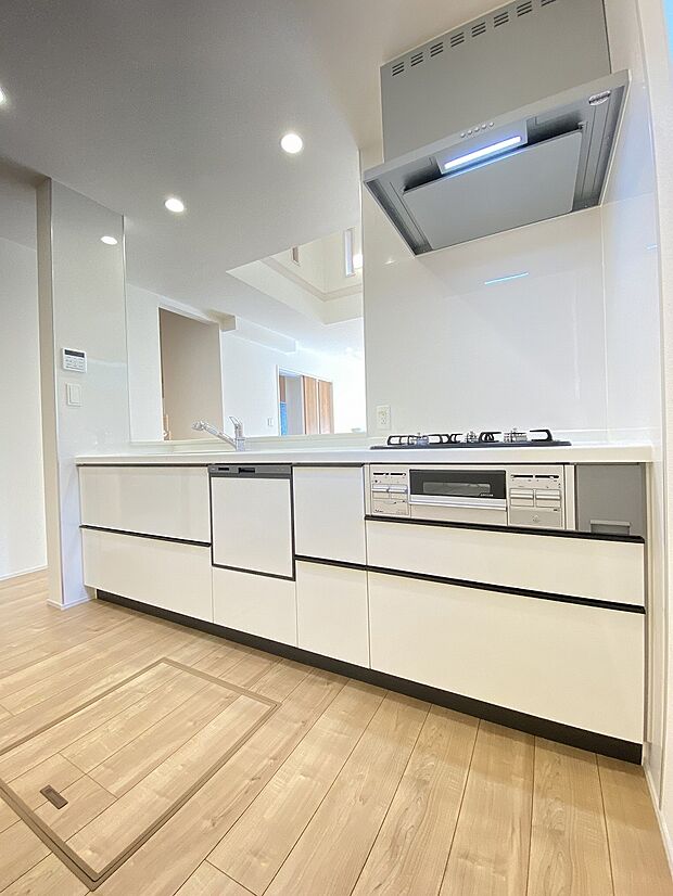 作業スペースを多くとったキッチン。夫婦そろってキッチンに立っても調理がしやすくゆとりある広さです。