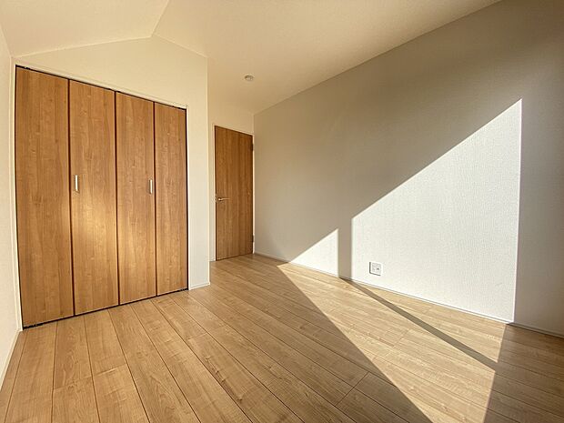 清潔感あるカラーで仕上げられた内装です。世代を問わず人気で、インテリアにも合わせやすい色調です。落ち着きと安らぎを感じられる雰囲気となっています。